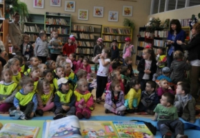 5 minut dla książki. Czytanie pod chmurką 